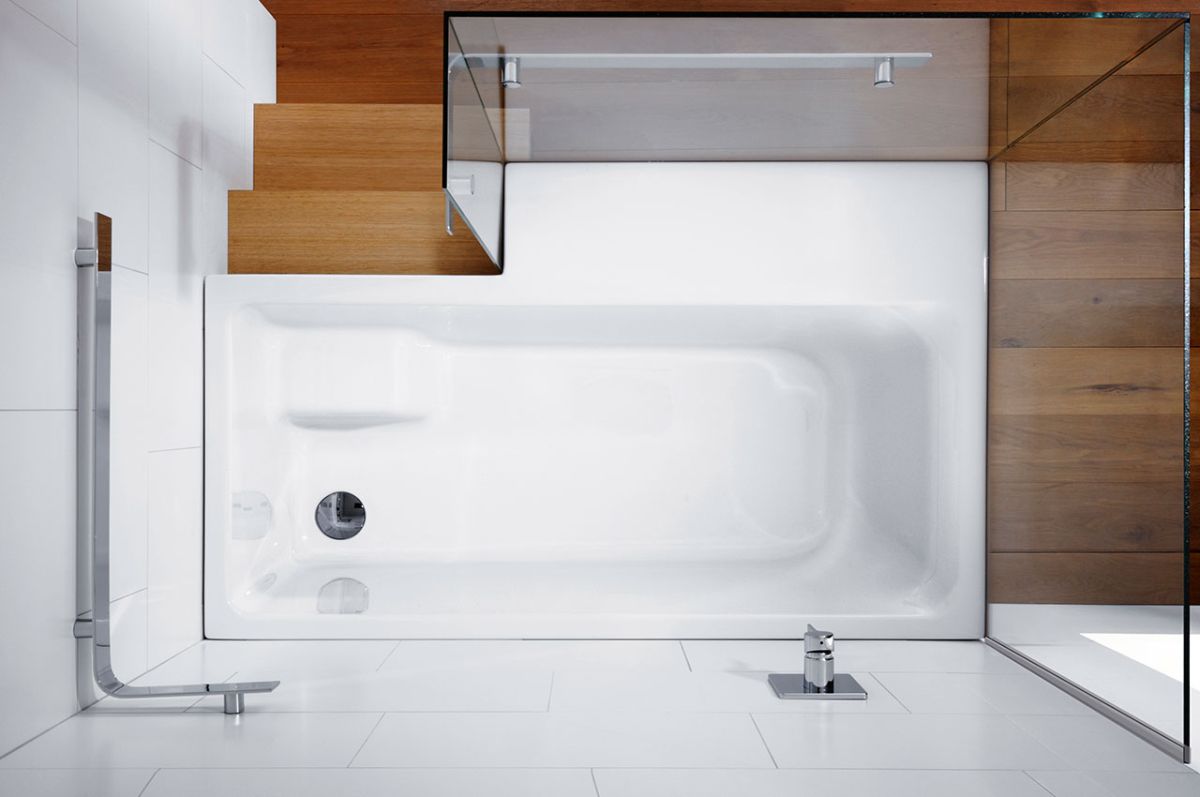 Duschbadewanne Stairway – moderne Sitzwanne mit Einstieg und Ablage