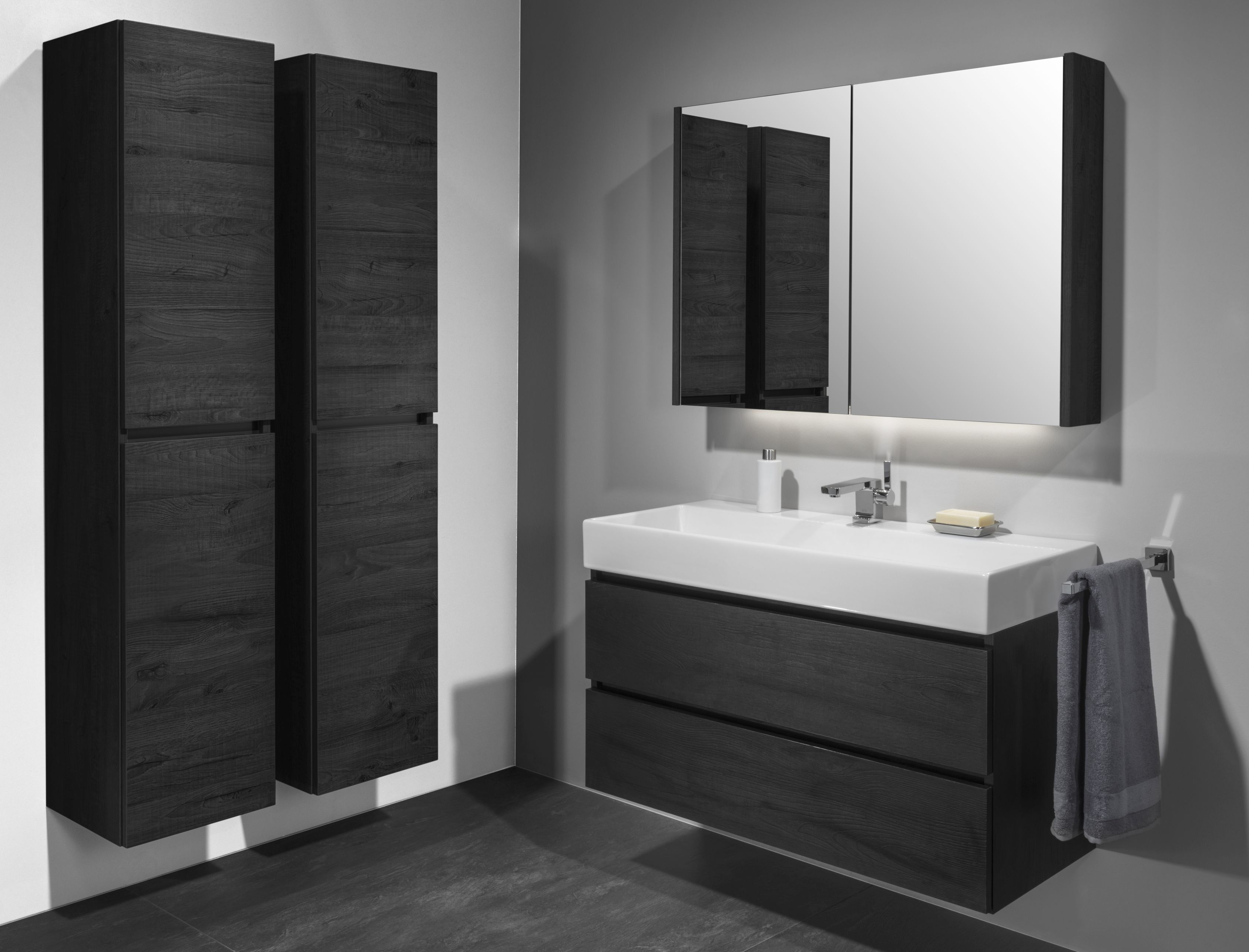 Badmöbel & Spiegel Produktlinie Base – moderne Badmöbel Holzoptik