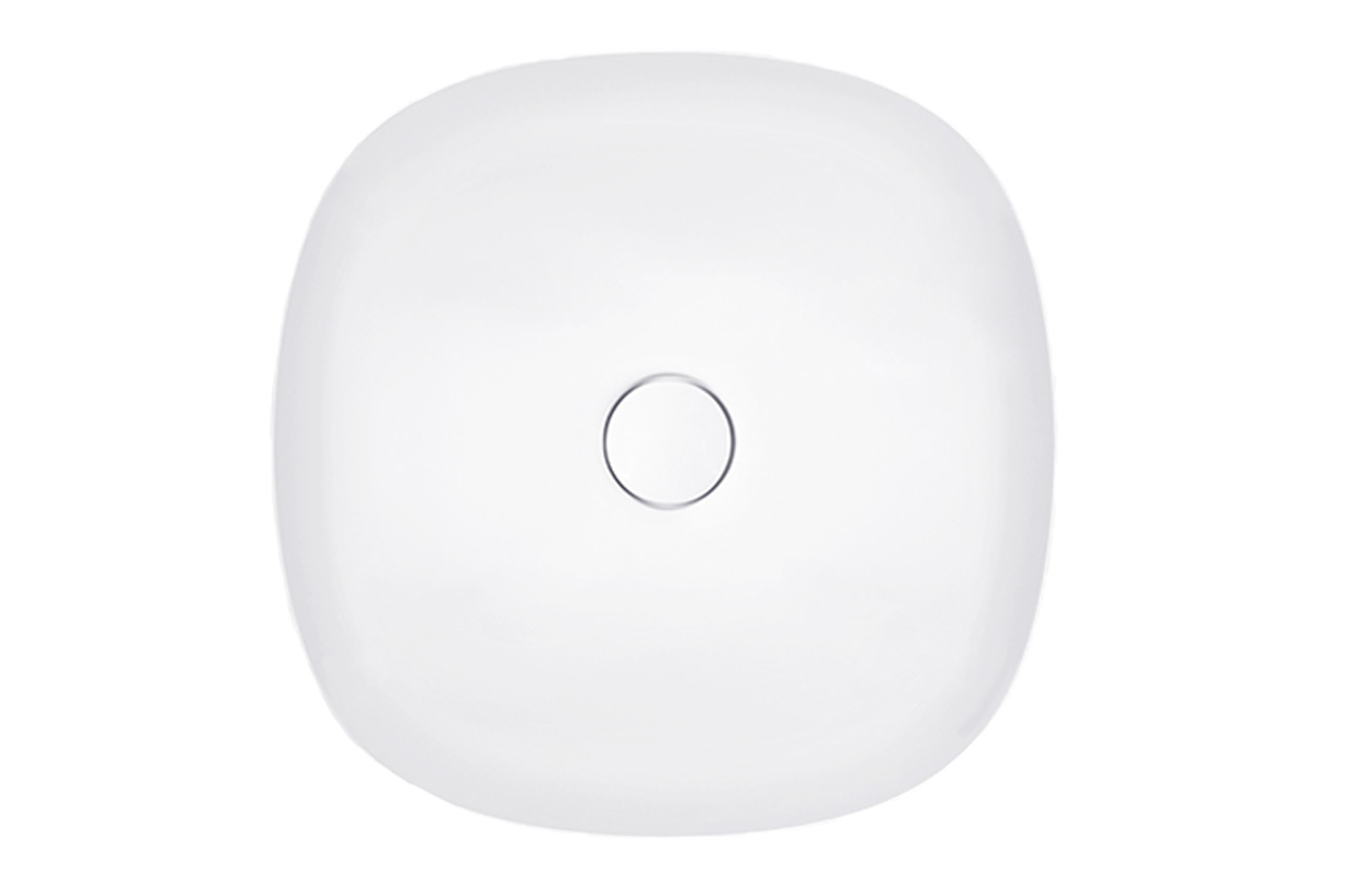 Ein weißes, modernes, quadratisches Waschbecken mit abgerundeten Kanten ist von oben zu sehen. In der Mitte befindet sich ein runder Abfluss.