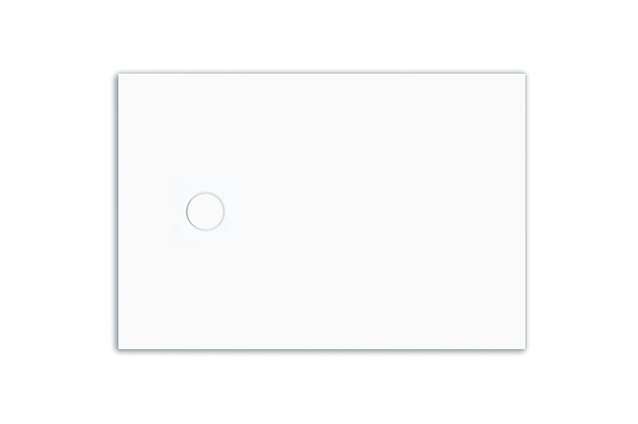 Eine rechteckige weiße Duschwanne mit einem runden Ablauf in der Nähe einer Ecke. Die Oberfläche wirkt glatt und minimalistisch, vor einem schlichten weißen Hintergrund.