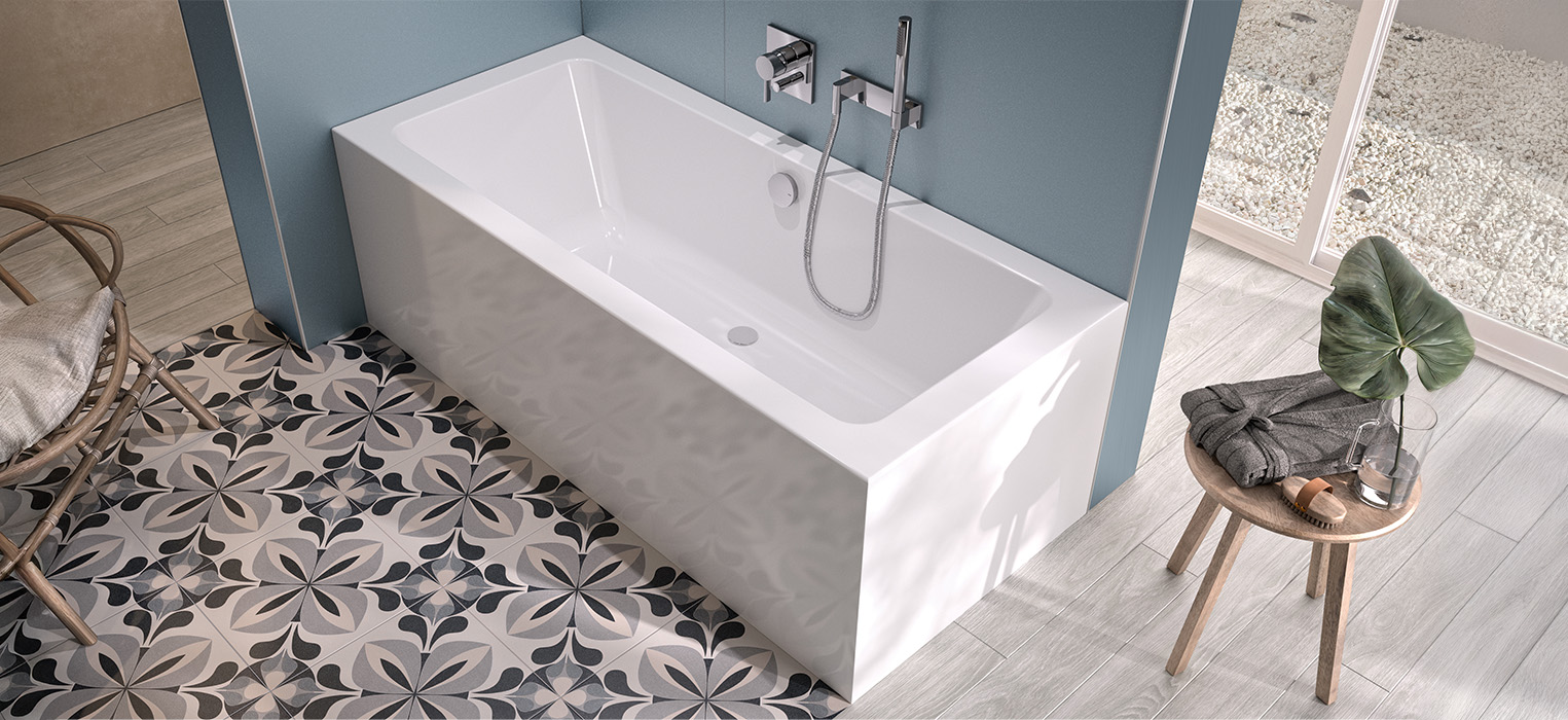 Moderne Eckbadewanne, platzsparend in der Badezimmerecke platziert