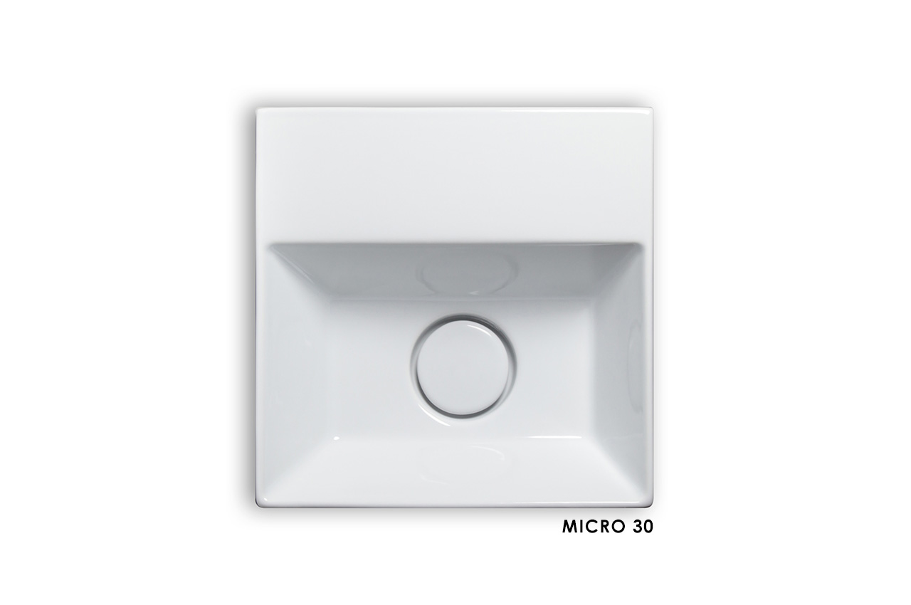 Quadratische weiße Keramikspüle mit flachem Rand, kreisförmigem Ablauf in der Mitte und glattem, gewinkeltem Innenraum. Der Schriftzug MICRO 30 ist in kleiner schwarzer Schrift unten rechts aufgedruckt. Der Hintergrund ist einfarbig weiß.