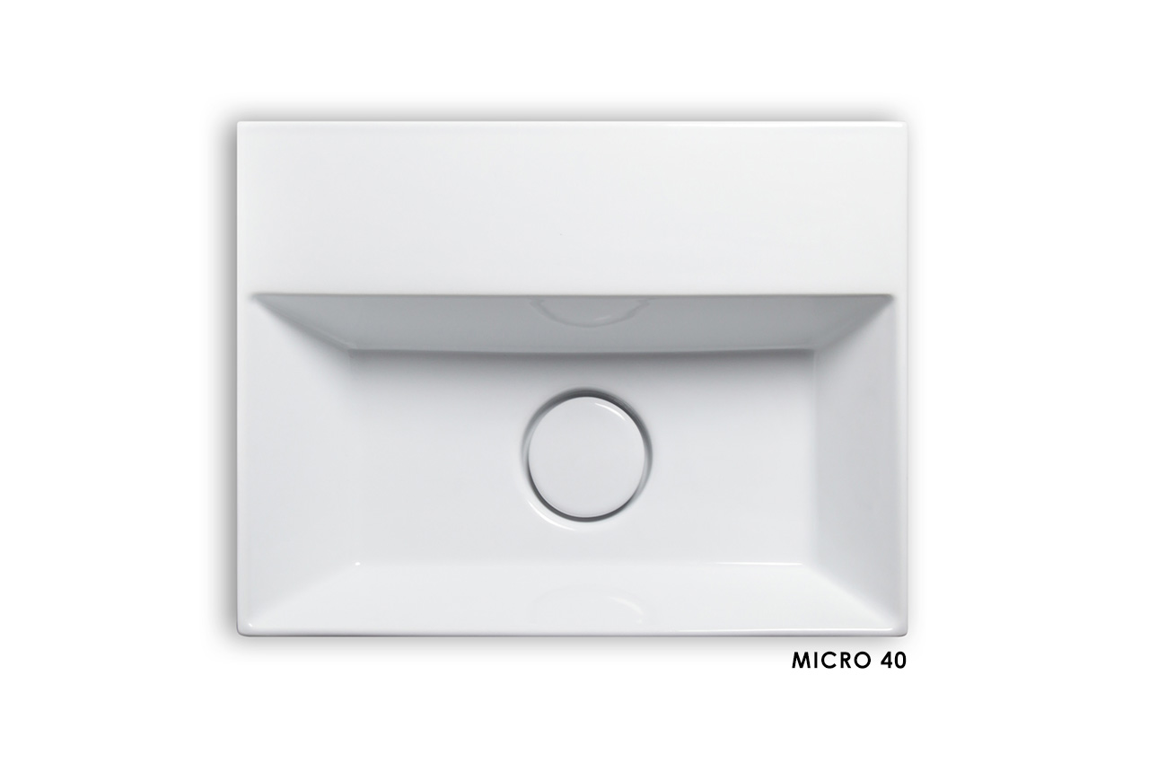Ein weißes, rechteckiges Keramikspülbecken mit zentralem Ablauf und flachen Rändern, von oben gesehen. Die Aufschrift MICRO 40 erscheint in der rechten unteren Ecke.