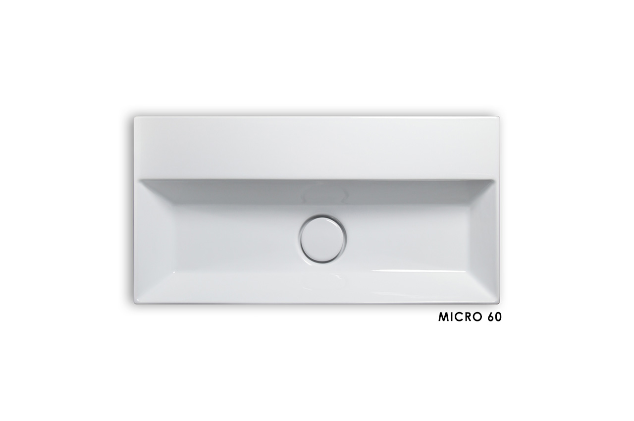 Rechteckiges weißes Keramikspülbecken mit kreisförmigem Ablauf in der Mitte, von oben gesehen, mit der Aufschrift MICRO 60 in schwarzer Schrift unten rechts.
