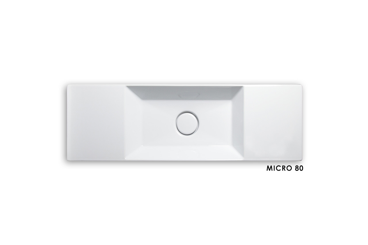 Rechteckiges weißes Keramikspülbecken mit zentralem Ablauf, flachen Oberflächen auf beiden Seiten und der Aufschrift MICRO 80 in schwarzer Schrift auf der rechten unteren Seite.