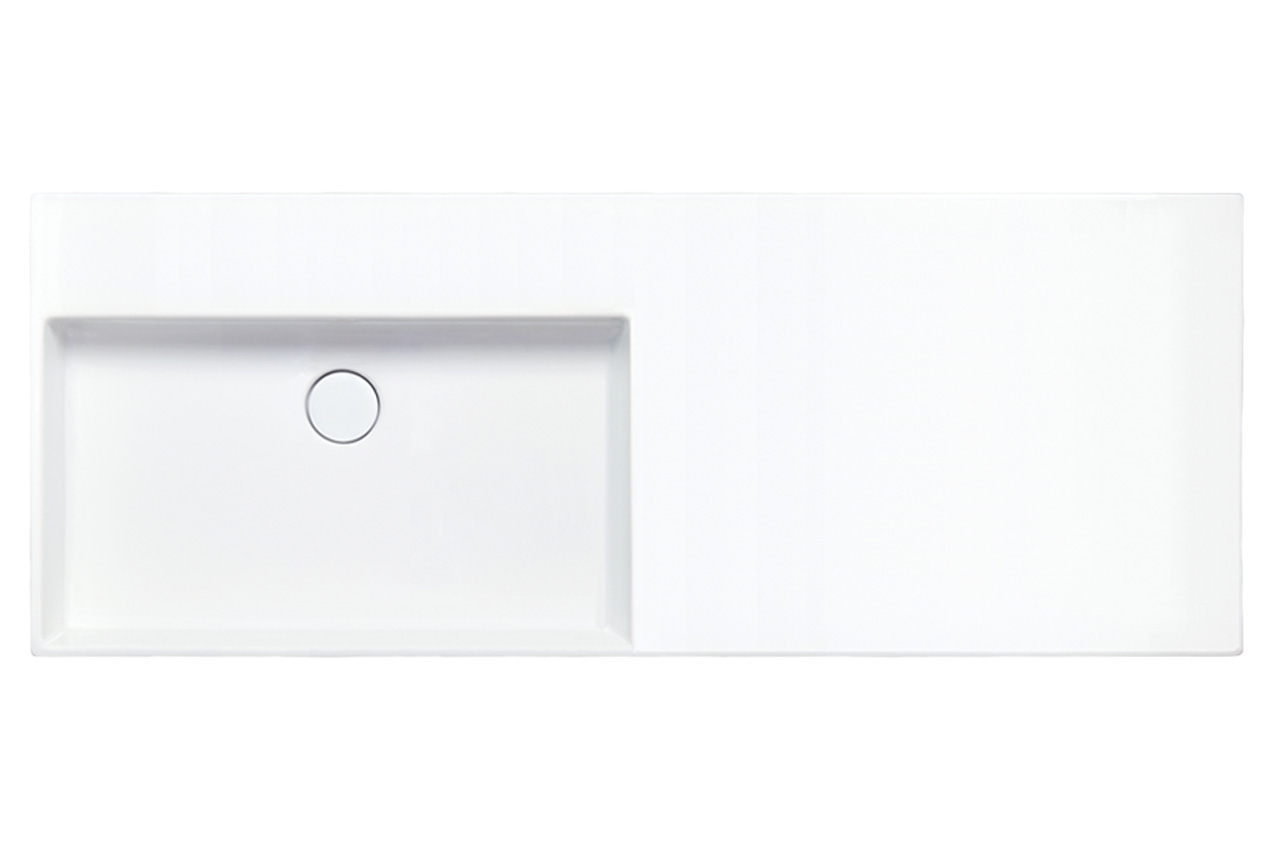 Ein rechteckiges weißes Waschbecken mit modernem, minimalistischem Design. Das Waschbecken befindet sich auf der linken Seite mit einem runden Abflussloch, während die rechte Seite eine flache Oberfläche ist. Der Hintergrund ist einfarbig weiß.