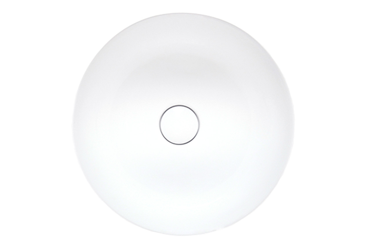 Ein weißes, rundes Keramikwaschbecken in der Draufsicht mit einem kleinen, runden Ablauf in der Mitte. Der Hintergrund ist komplett weiß und unterstreicht das klare und einfache Design des Waschbeckens.