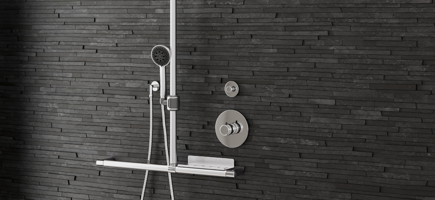 Moderne Duscheinrichtung mit einer eleganten silbernen Handbrause, einer verstellbaren Stange, Bedienelementen und einer Ablage, die auf einer strukturierten Wand aus dunklen Steinfliesen montiert ist - eine perfekte Ergänzung zu zeitgenössischen Badmöbeln für einen raffinierten Badezimmerlook.