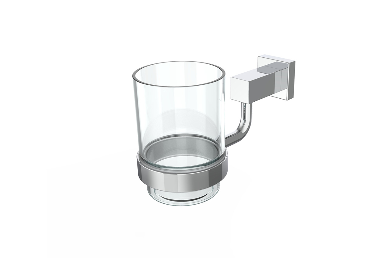 Ein Klarglasbecher in einem runden, silberfarbenen Metallhalter, der an einer quadratischen Wandhalterung befestigt ist, für den Gebrauch im Badezimmer, auf weißem Hintergrund.