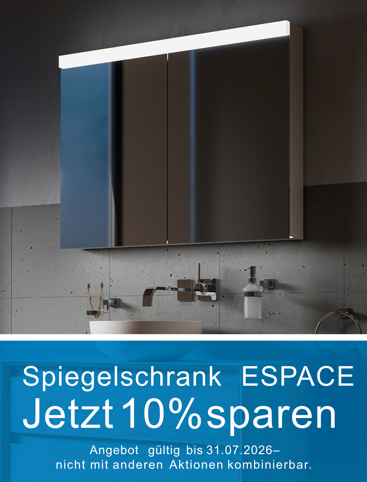 Ein moderner verspiegelter Badezimmerschrank mit Deckenbeleuchtung ist an einer grau gefliesten Wand über einem Waschbecken angebracht. Auf einem blauen Banner darunter steht: Spiegelschrank ESPACE. Jetzt 10% sparen. Angebot gültig bis 31.07.2026.