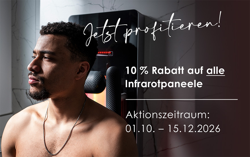 Ein Mann sitzt neben einer Infrarotstrahlerplatte. Ein Text in deutscher Sprache wirbt mit 10 % Rabatt auf alle Infrarotstrahlerplatten, gültig vom 01.10. bis zum 15.12.2026. Im Hintergrund ist ein moderner, gefliester Raum zu sehen.
