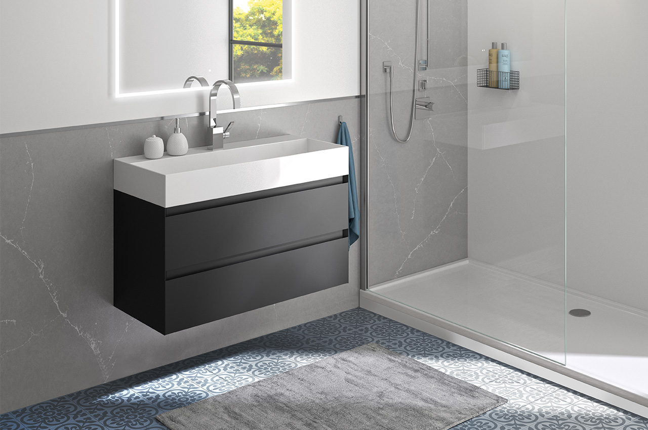 Modernes Badezimmer mit einem schwebenden schwarzen Waschtisch, einem weißen Waschbecken, einer silbernen Armatur und Accessoires. Graue Marmorwände, eine Duschkabine aus Glas, ein blauer Fliesenboden mit Muster und Sonnenlicht, das durch ein Fenster hereinfällt.